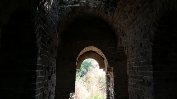 中国古长城遗址的烽火台裂缝