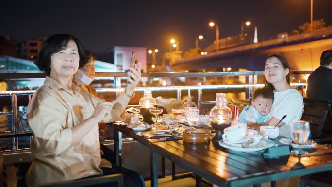 夜生活-泰国泰国旅游轮船上的晚餐滨海旅游