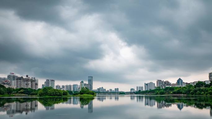 南宁南湖公园满天乌云密布暴风雨来临延时