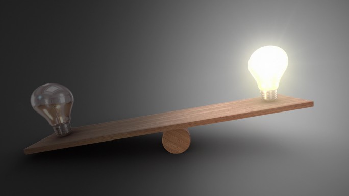 在木制跷跷板上平衡打开和关闭灯泡。两侧的动画都会变慢。你可以停在你选择的一边。成功理念领导力营销规划