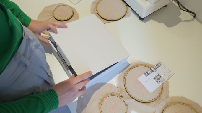 女性手包装手工刺绣产品装运细节。电子商务产品运输概念