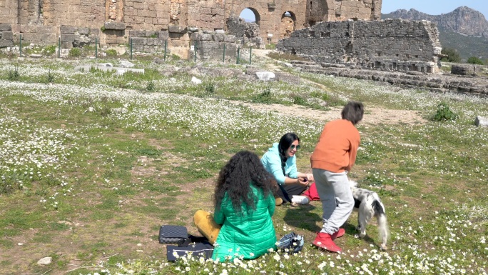春天，一家人和宠物狗在古老的阿斯彭多斯玩得很开心的4K视频