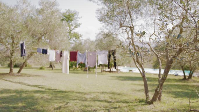 斯洛在托斯卡纳一所房子的后院洗衣服。