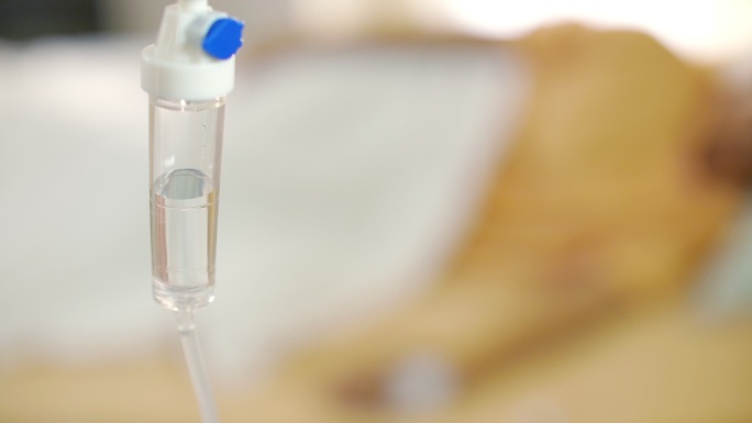 术后患者在医院内静脉滴注生理盐水容量输液泵，医学理念