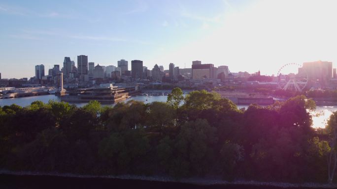 蒙特利尔市中心鸟瞰图和夏季日落时的圣劳伦斯河