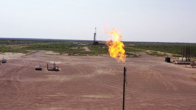 新墨西哥州一台压裂钻机的空中无人机剪辑，气体燃烧