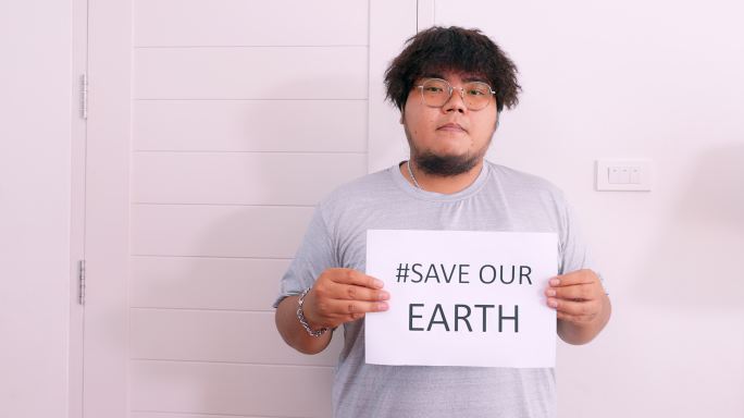 持有拯救地球标志的人。