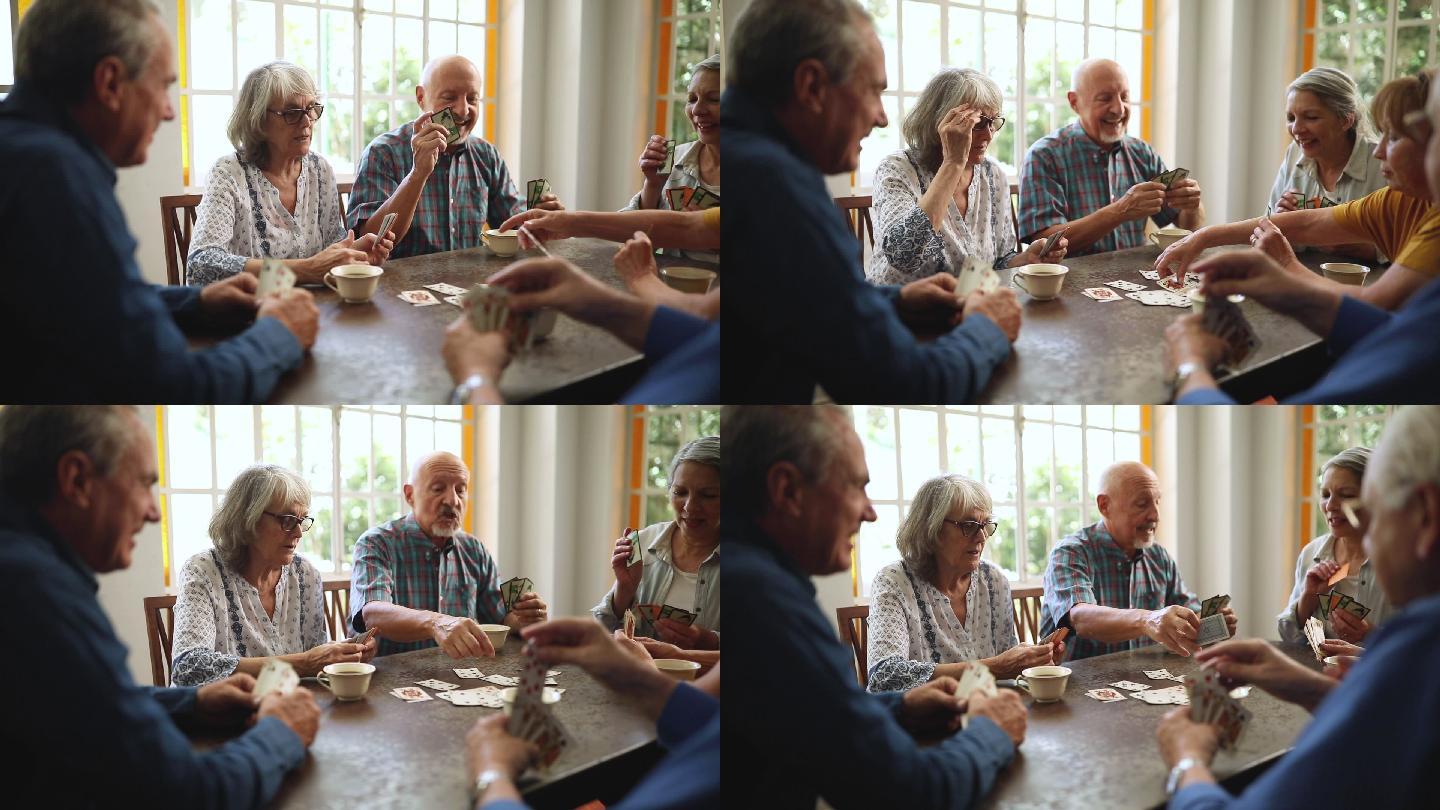 老年人在养老院玩纸牌