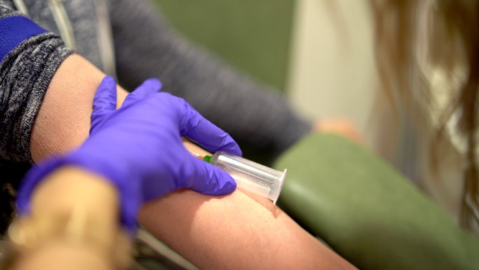 采集血样进行检测血常规抽血