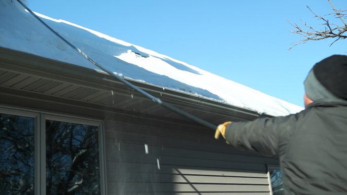使用屋顶耙清除冬季积雪