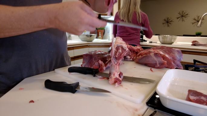 冬季狩猎季节屠宰牛排和汉堡野味肉加工的延时镜头骡鹿收获4K视频系列