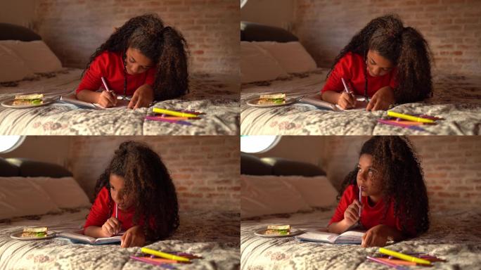 女孩躺在家里的床上，在笔记本或乳品上写字