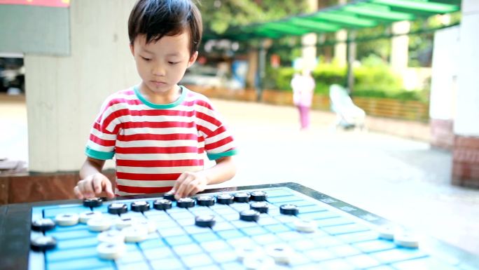 亚洲儿童下棋玩耍