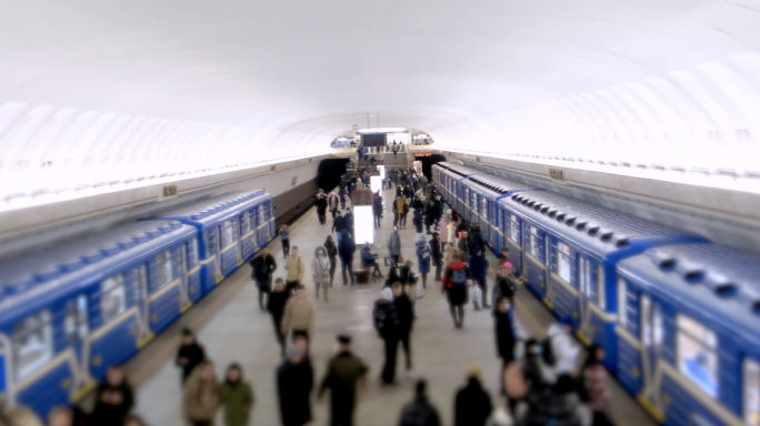 国外风情交通工具俄罗斯地铁站上下班人群