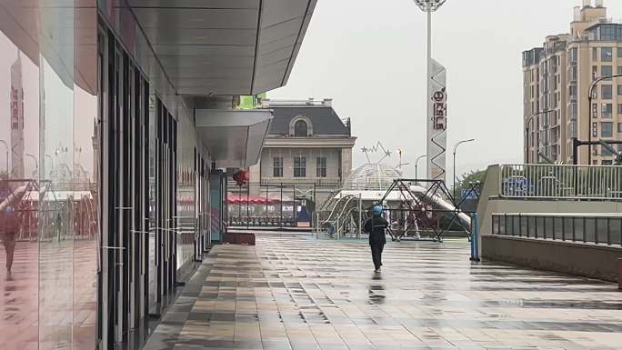 雨天外卖小哥快递员送货送餐上门