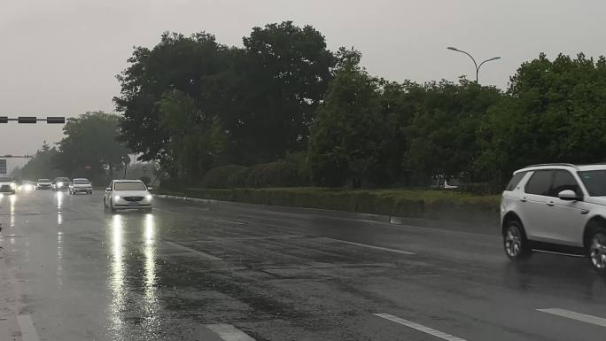 雨天城市道路车辆行驶原素材