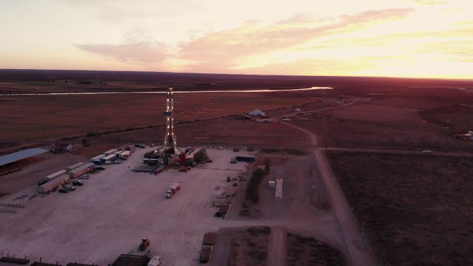 黎明或黄昏时分，在德克萨斯州西部或新墨西哥州东南部卡尔斯巴德附近的美国南部油田，从左到右的空中压裂油