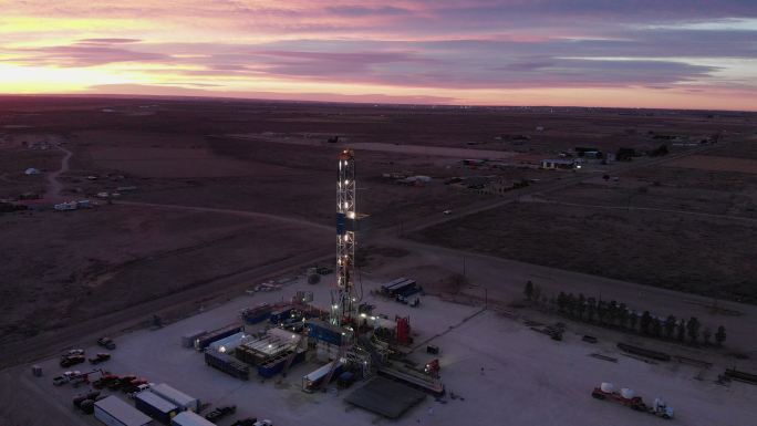 黎明或黄昏时分，在德克萨斯州西部或卡尔斯巴德附近的美国南部油田新墨西哥州东南部地区，接近压裂油气钻机