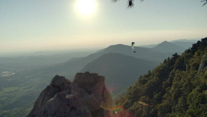 在山谷上空滑翔伞山谷间华翔