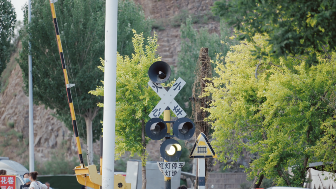 铁路公路交叉路口小心火车喇叭标识