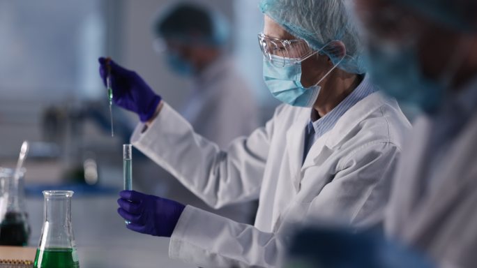 资深女科学家在实验室研究有毒液体。