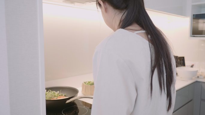一位女士在自家厨房准备健康的素食晚餐