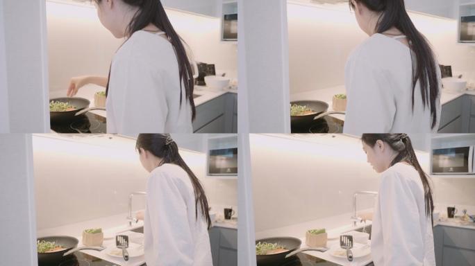 一位女士在自家厨房准备健康的素食晚餐