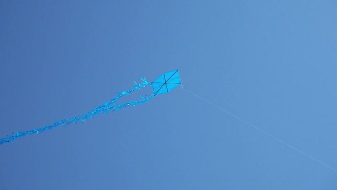 蓝色风筝对着蓝天和太阳飞行视频火鸡，风筝-玩具，天空，飞行，孩子