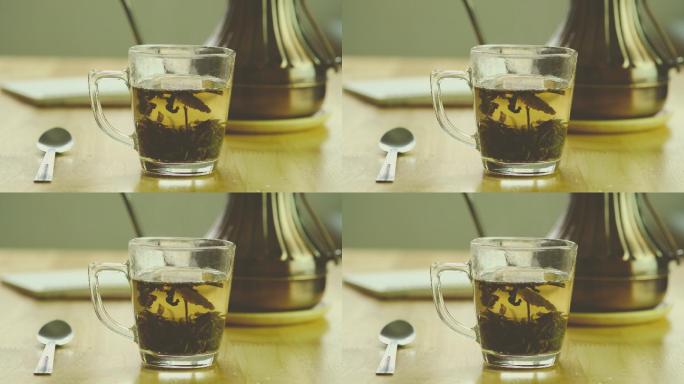 一杯茶悬浮的茶叶透明水杯