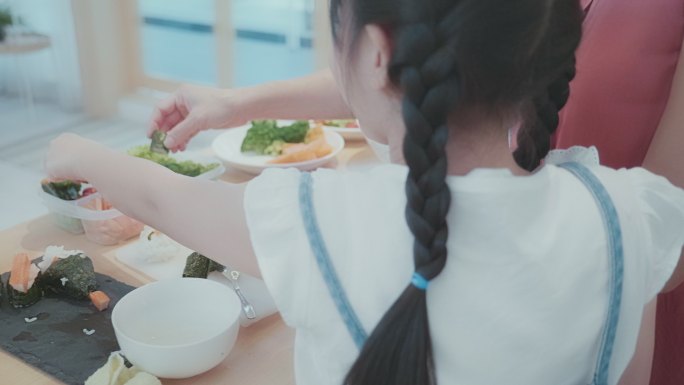 家庭用户在家庭厨房准备鲑鱼寿司