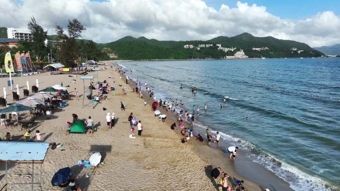 航拍深圳夏天的海边玩耍