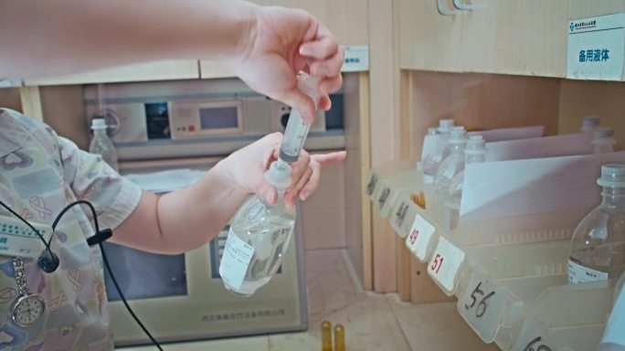 护士在医院日常工作输液打针量血压女护士节