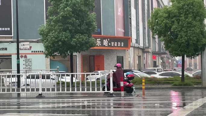 雨天外卖小哥快递员送货送餐骑电瓶车