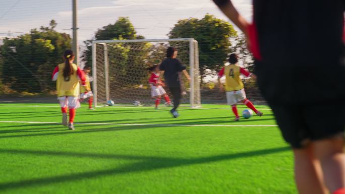 女性儿童足球队或足球队成员分成两队，互相竞争以提高技能