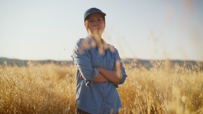 农田里年轻女农民的画像