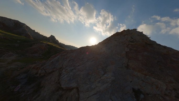 日落时分，黄昏时分，雅典北部被遗弃的普赛奇科采石场的4K快速航空FPV镜头-普赛奇科、查兰德里、马鲁