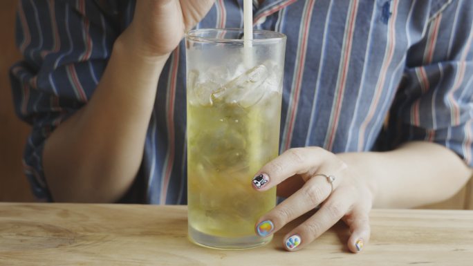 4K UHD年轻女性在餐厅喝日本绿茶库存视频