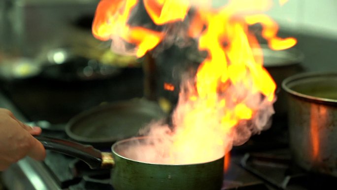在壁炉框架背景中的烧烤中燃烧的慢动作。
