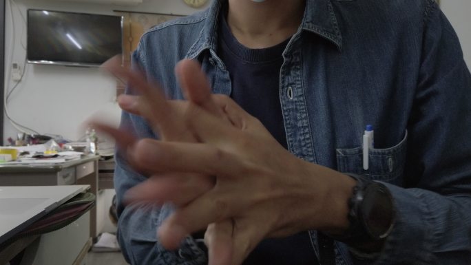 4K特写镜头。男士在办公室使用洗手酒精凝胶泵分配器洗手。
