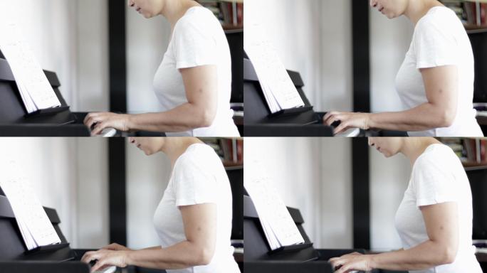 女性弹钢琴，与音乐的和谐融为一体