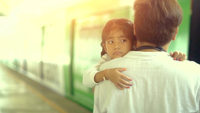 泰国单身父亲或单身继父在火车站抱女儿