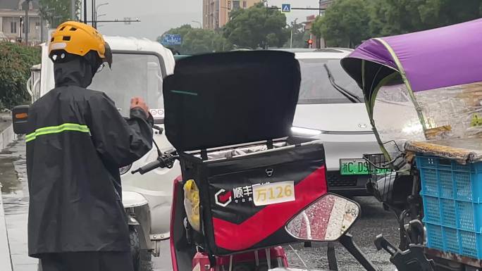 雨天外卖小哥快递员电瓶车送货送餐