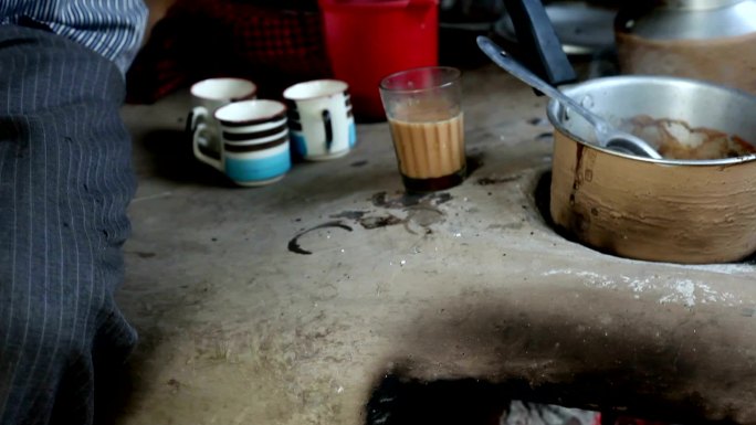 印度一名男子在路边餐馆沏茶