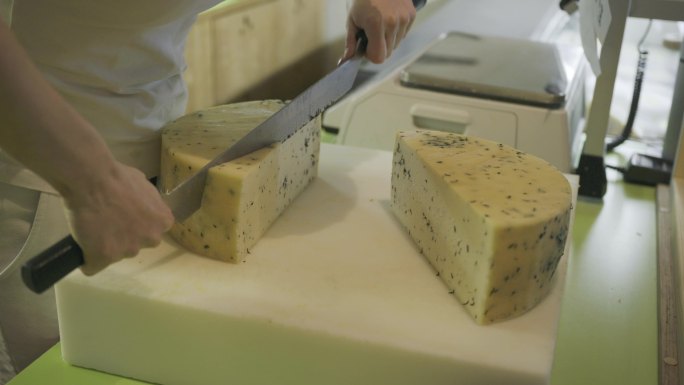 乳品厂切奶酪的工人