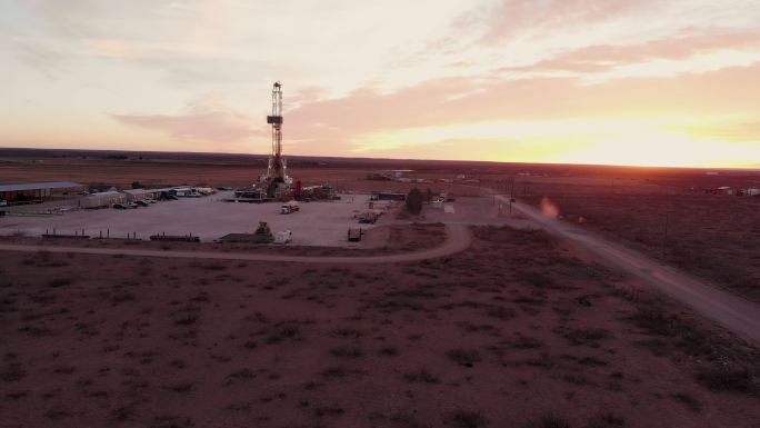 黎明或黄昏时分，在德克萨斯州西部或卡尔斯巴德附近的美国南部油田新墨西哥州东南部地区，拉着无人机建立喷
