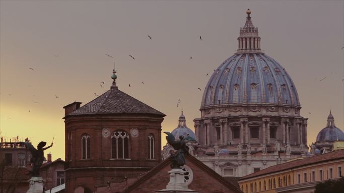 日落时的罗马城市景观：圆顶和天际线