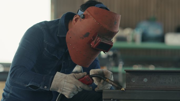 CU SLO-MO-金属工人在车间内焊接钢材
