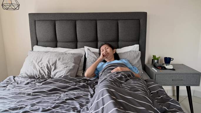 患病的亚洲成年女性在家卧床感染流感病毒
