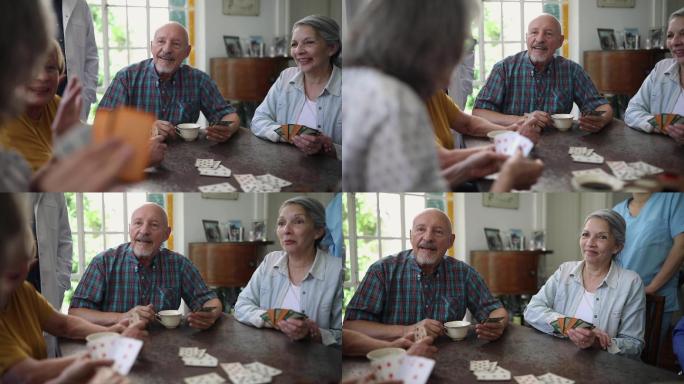一群老年人在茶点时间打牌