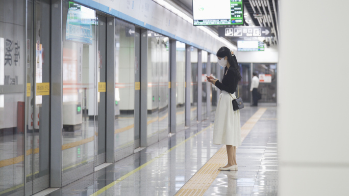 美女坐地铁